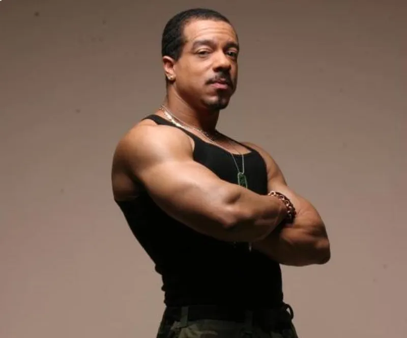 Su canción más famosa sin duda es: Gonna Make You Sweat (Everybody Dance Now) / Especial