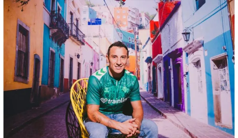 Guardado presenta playera