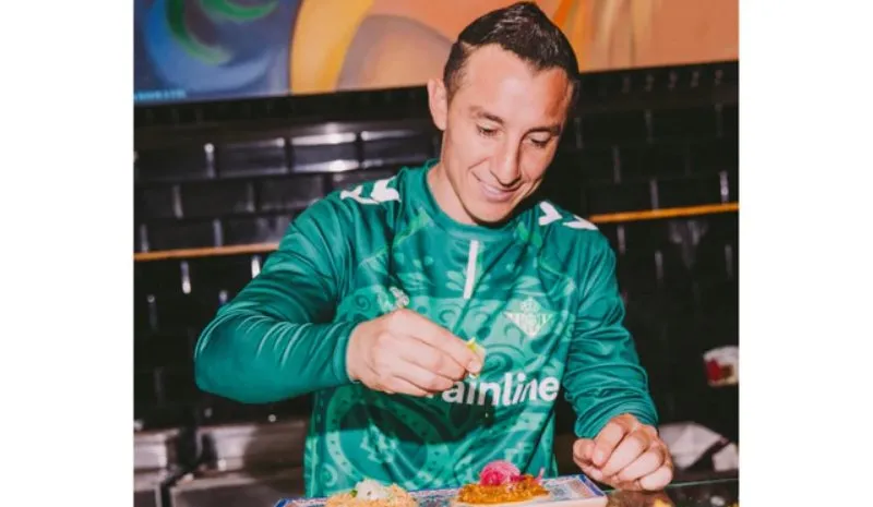 Guardado con sudadera del Real Betis