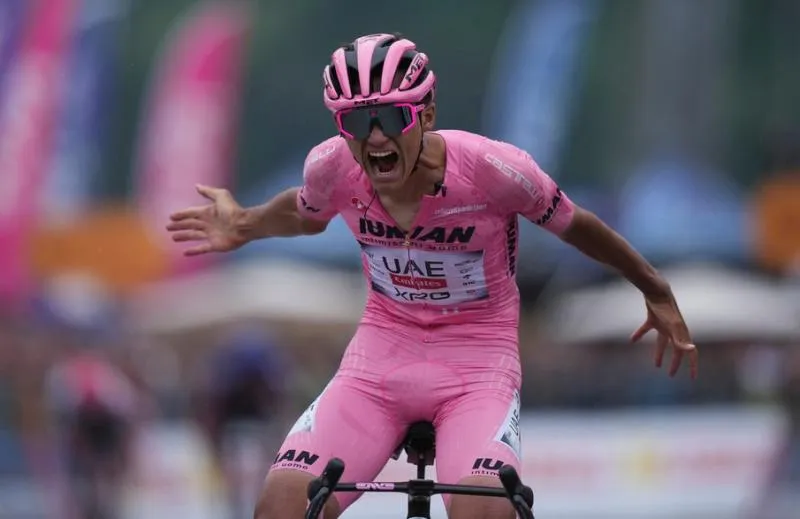 Del Toro celebra su triunfo en el Giro de Italia | AP