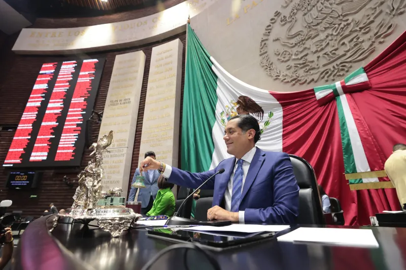 Los diputados deberán mostrar respeto por su puesto de servidor público / FB: @camaradediputados