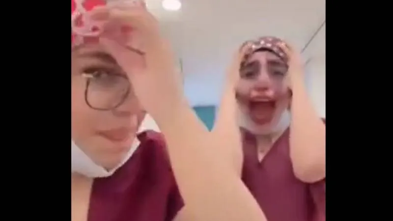 En el video se observa como dos médicas del IMSS se burlan de los gritos de un paciente. / Captura de pantalla