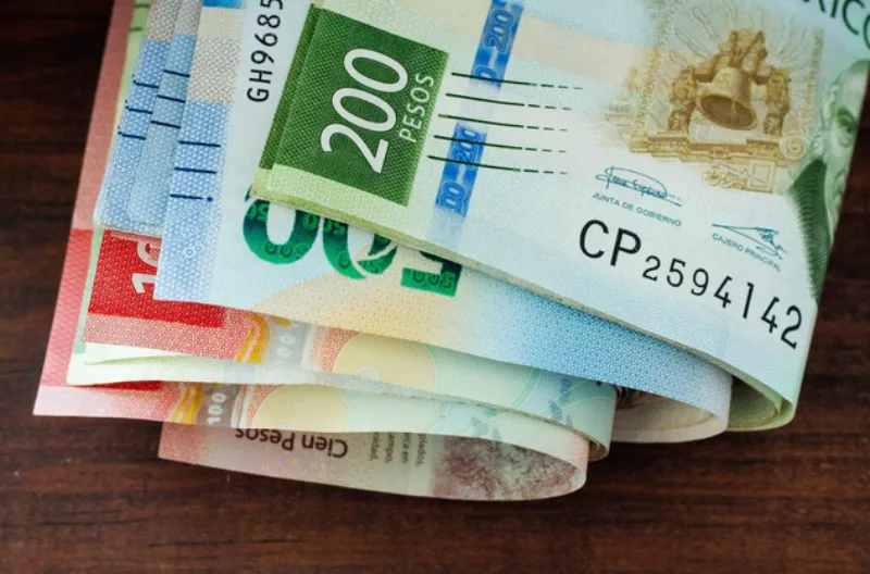 El peso mexicano continúa por debajo de los 19 pesos / FREEPIK