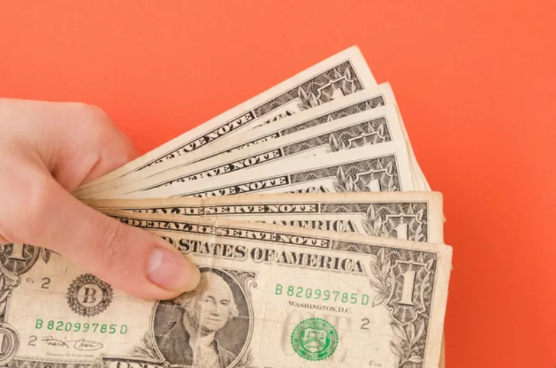 El peso mexicano continúa por debajo de los 19 pesos / FREEPIK