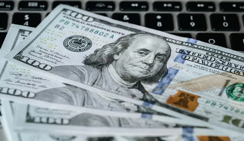 El peso se mantiene estable ya que no hay grandes cambios en el mercado bursatil / FREEPIK