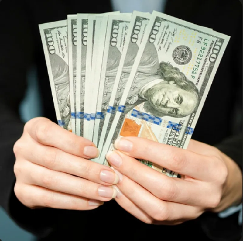 El peso se mantiene fuerte frente al dólar este jueves / FREEPIK