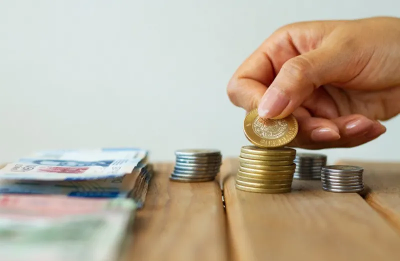 El peso se mantiene fuerte frente al dólar este martes / FREEPIK