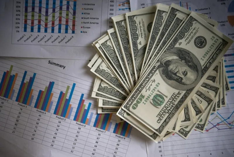 El peso está resistiendo a los cambios de mercados y alza de aranceles / FREEPIK