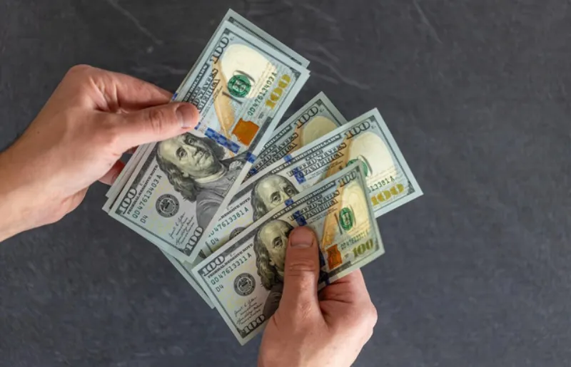 El peso se mantiene fuerte frente al dólar este jueves / FREEPIK