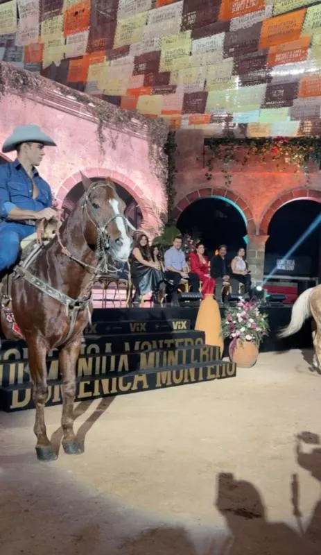Los actores principales presumieron sus habilidades montando a caballo / Foto: Gina Sánchez