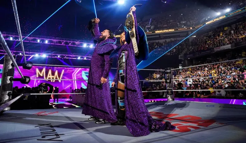 Becky Lynch y Seth Rollins