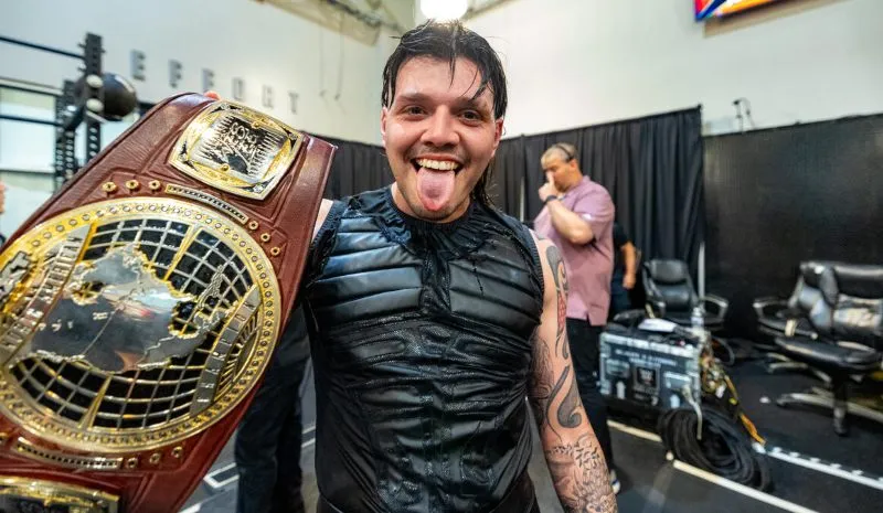 Dominik Mysterio festeja título