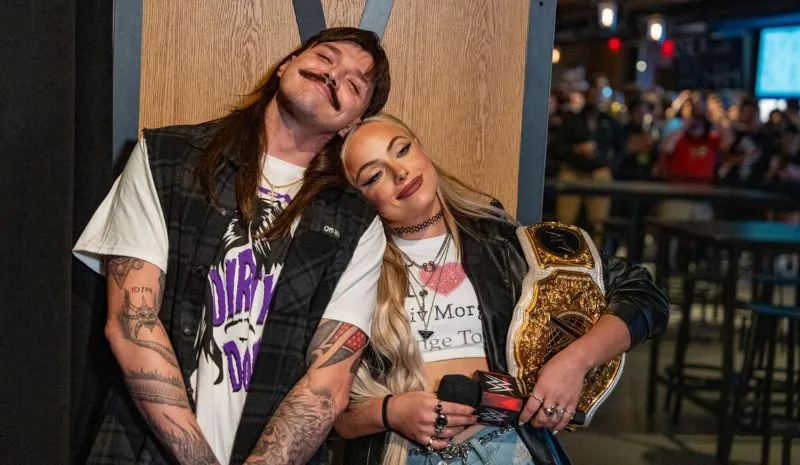 Dominik Mysterio y Liv Morgan