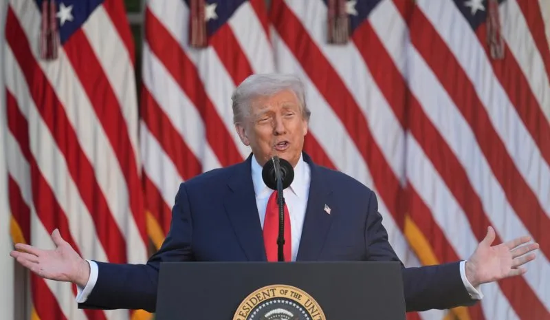 Trump tras el micrófono