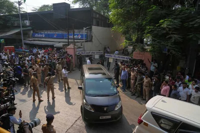 Dharmendra fue despedido por ciertos de personas en su funeral/AP
