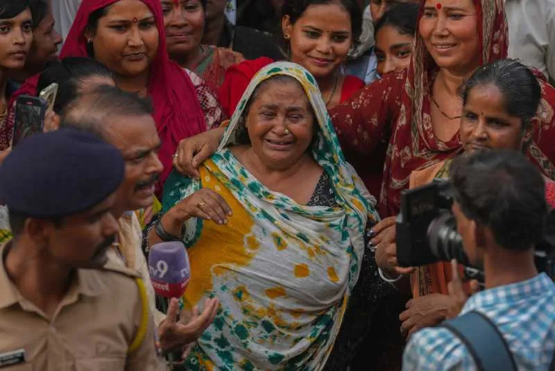 Familiares, amigos y fans lloran la muerte del legendario actor indio/AP