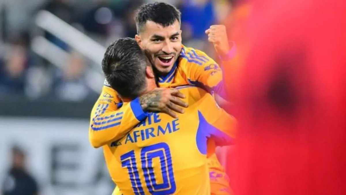 Correa celebra un gol con Gignac | MEXSPORT