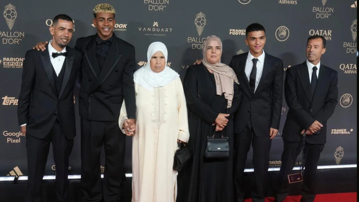 Lamine Yamal llegando al Balón de Oro con su familia | AP