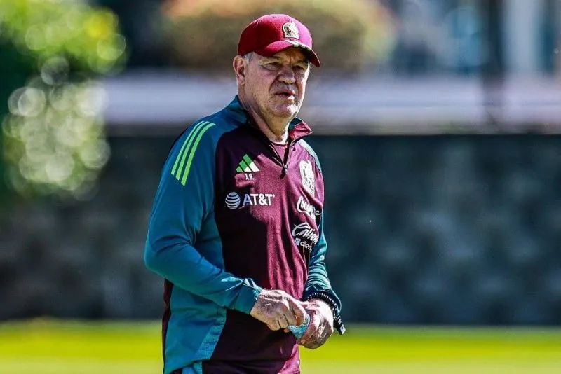 Javier Aguirre dirigiendo un entrenamiento | MEXSPORT