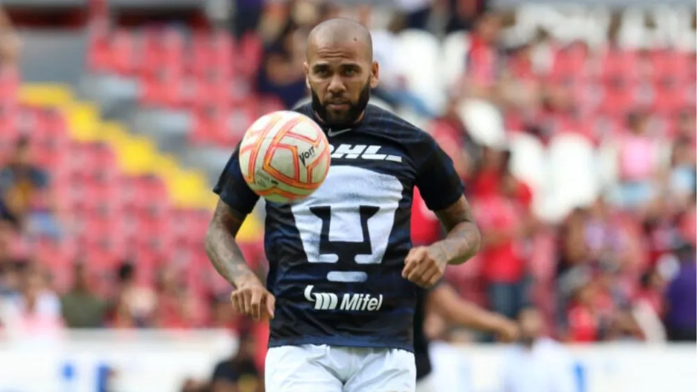 Dani Alves con los Pumas de la UNAM | @MEXSPORT