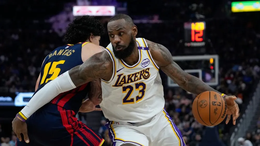 Lebron durante un partido con los Lakers | AP