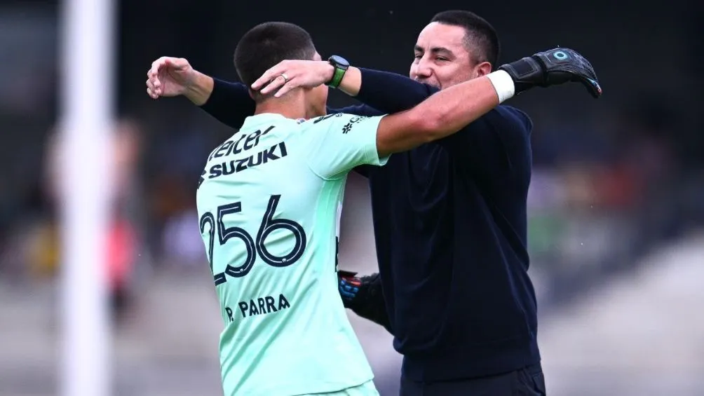 Parra abraza a Efraín Juárez | MEXSPORT
