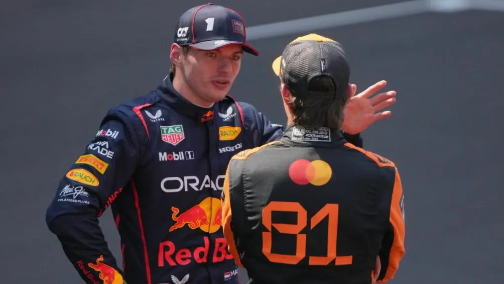 Max Verstappen con Oscar Piastri | AP