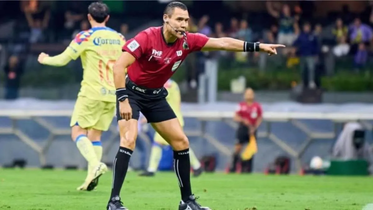 Marco Ortiz pitando un juego en Liga MX | MEXSPORT