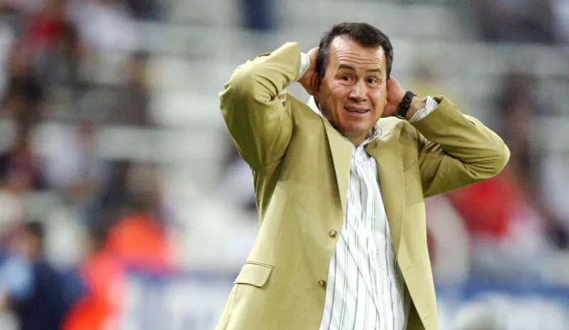 Flores en partido con Chivas