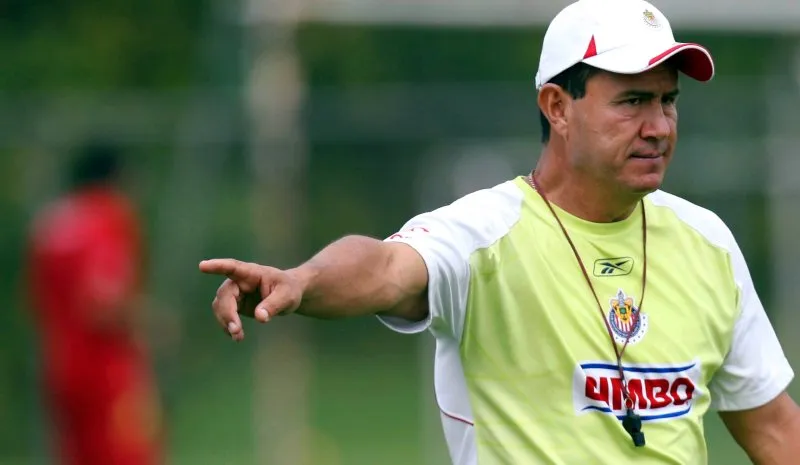 Flores dirige entrenamiento de Chivas