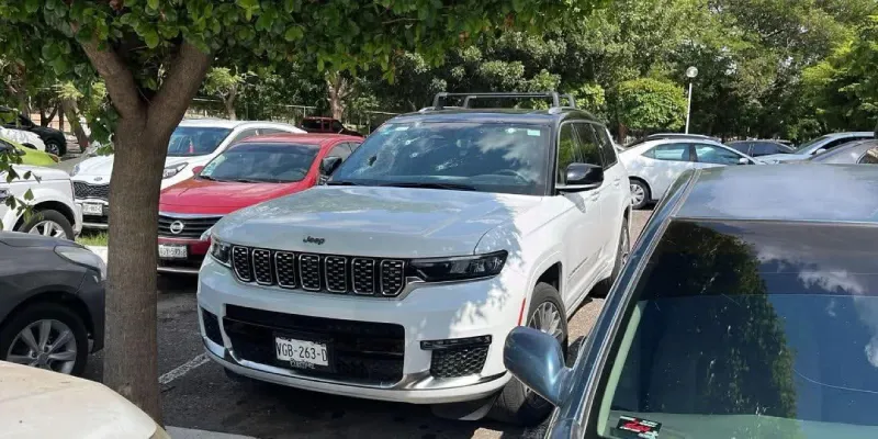 La camioneta de los escoltas fue baleada en plena vía pública / Redes Sociales