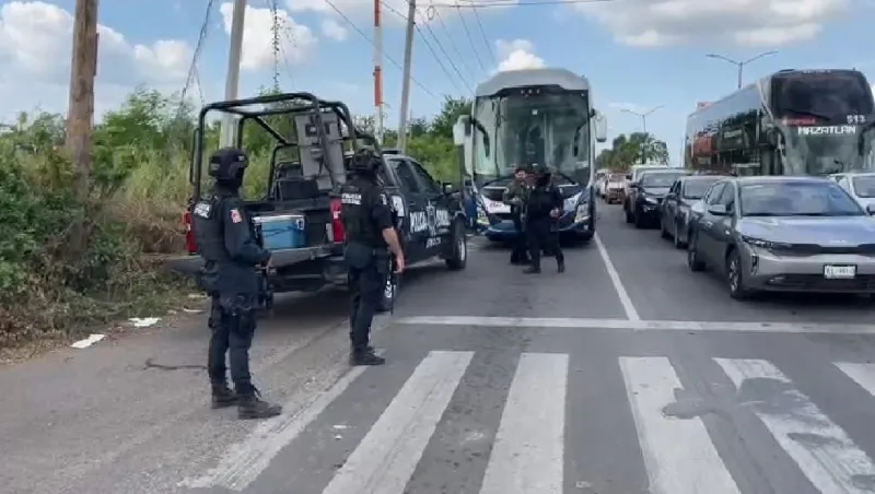 También se vio afectado un camión de pasajeros que fue alcanzado por las balas / Redes Sociales