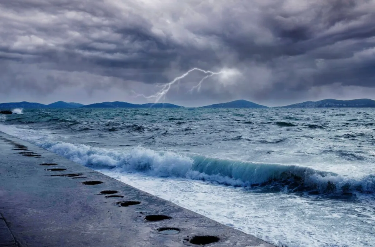 Las Antillas se podrían ver afectadas por el paso del huracán Erin / FREEPIK