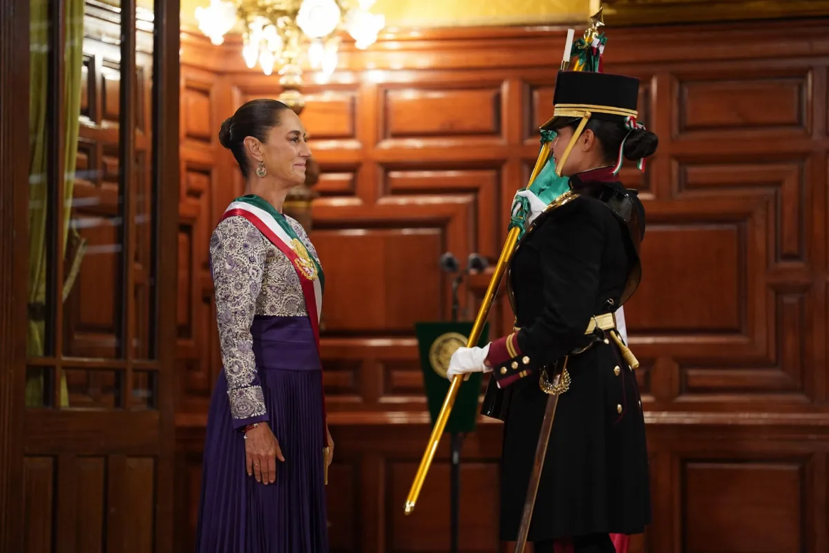 Jennifer Samantha Torres Jiménez entregó la bandera a la presidente Sheinbaum / Redes Sociales