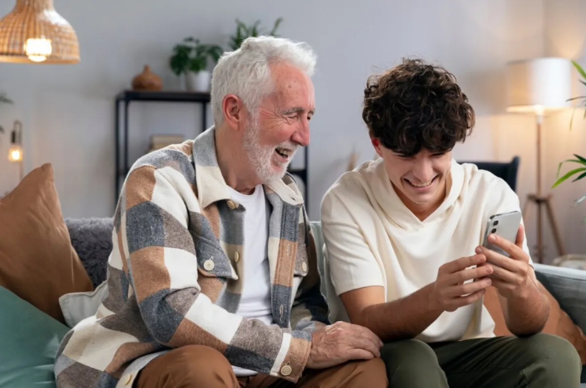 Estafadores lograban engañar a los abuelos pidiéndoles dinero porque estaban en un problema / FREEPIK