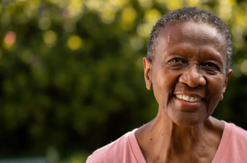 Personas cercanas luego llegan a controlar el dinero de los abuelitos / FREEPIK