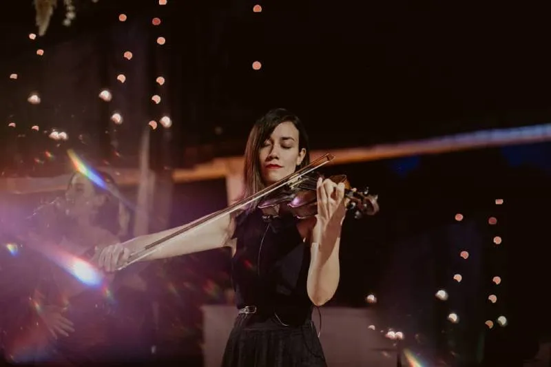 La violinista Esmeralda Camacho se volvió tendencia. / @esmeralda_canape