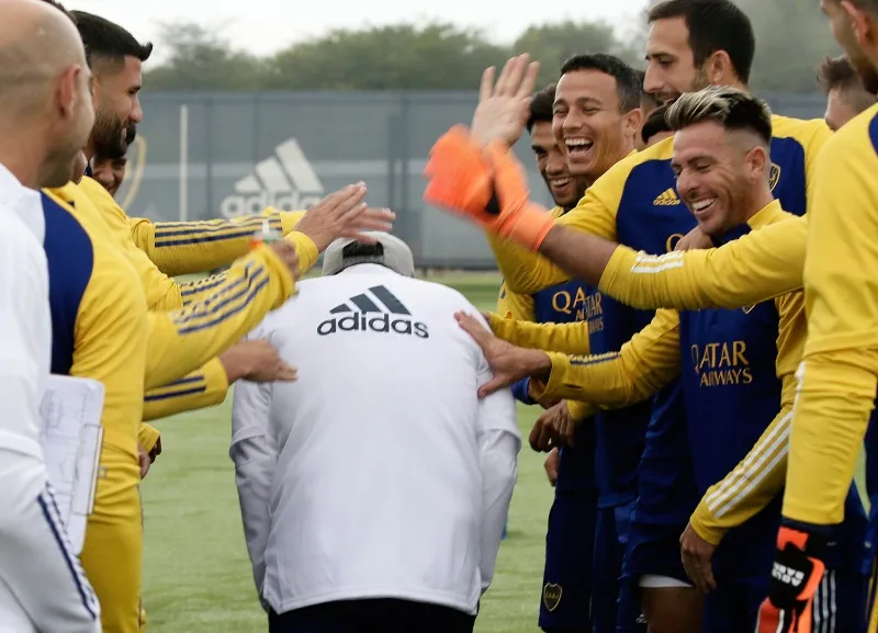 Jugadores de Boca celebran con Russo
