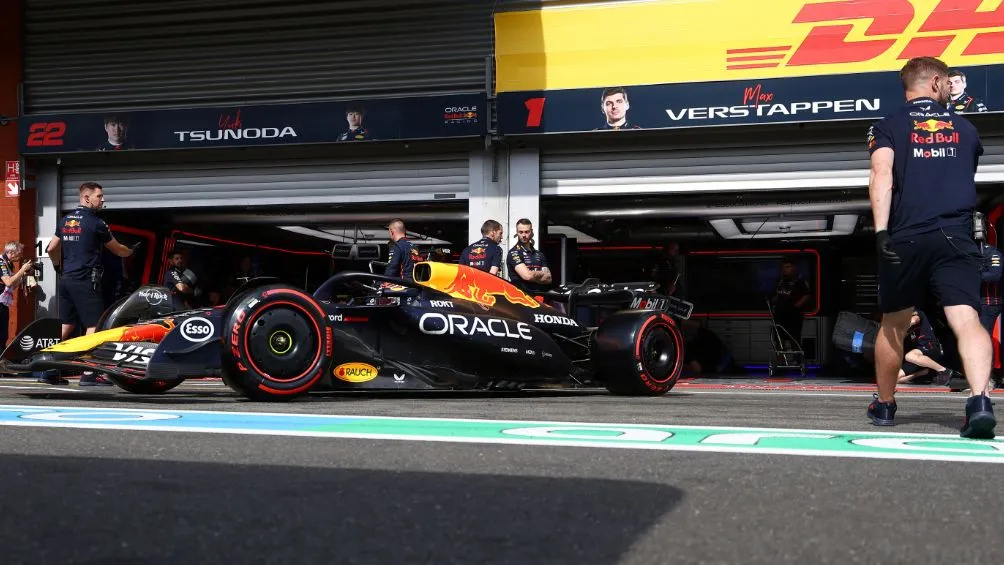 El RB21 saliendo del garaje de Red Bull | AP