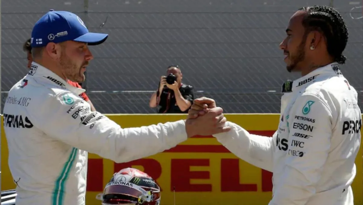 Hamilton junto a Valterri Bottas | AP