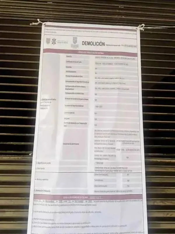 En la entrada del teatro se aprecia el letrero de demolición / Redes Sociales