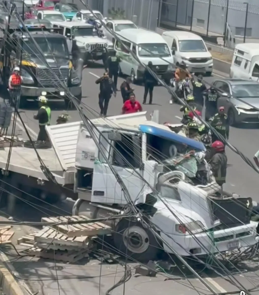El conductor fue rescatado tras quedar atrapado en su tráiler / Redes Sociales