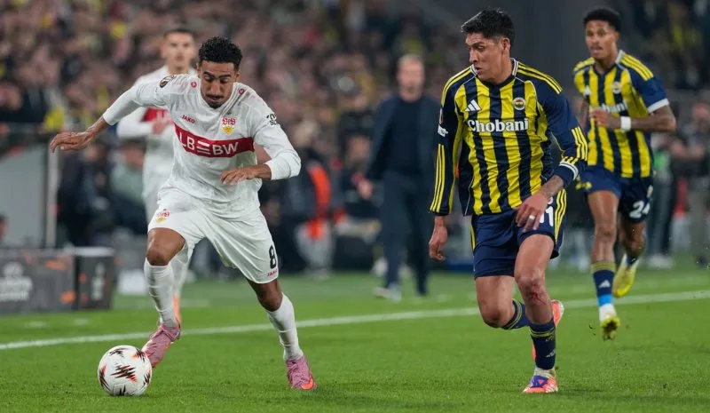 Edson Álvarez en acción