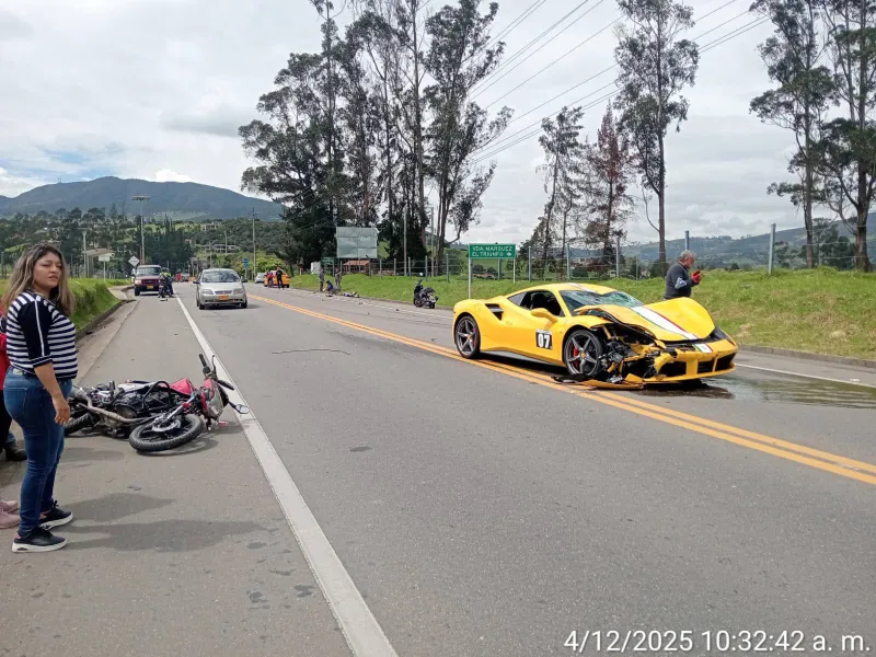El auto de lujo cochó casi de frente contra la motocicleta / Redes Sociales