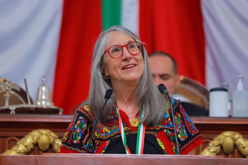 La científica en su visita al Congreso local sacó pequeñas estrellas que lanzó a los diputados / Especial