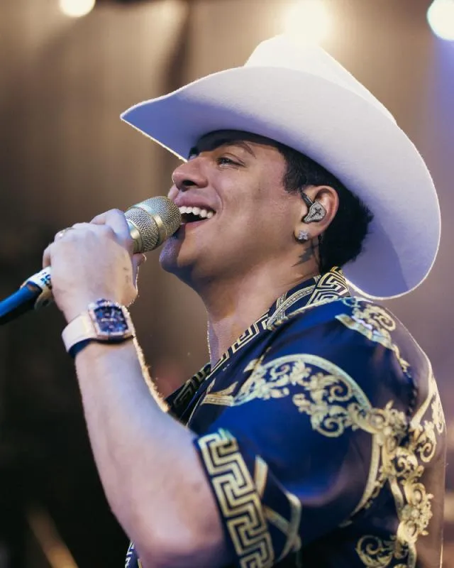 Eduin Caz quería estar seguro de no pagar una multa / FB: @GrupoFirmeOficial