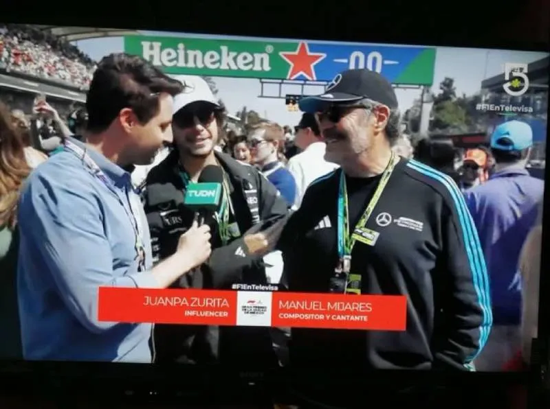 Transmisión en la que confundieron al papá de Juanpa con Mijares. / RS