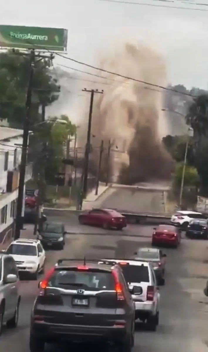 El agua alcanzaba una altura de cinco metro / Redes Sociales