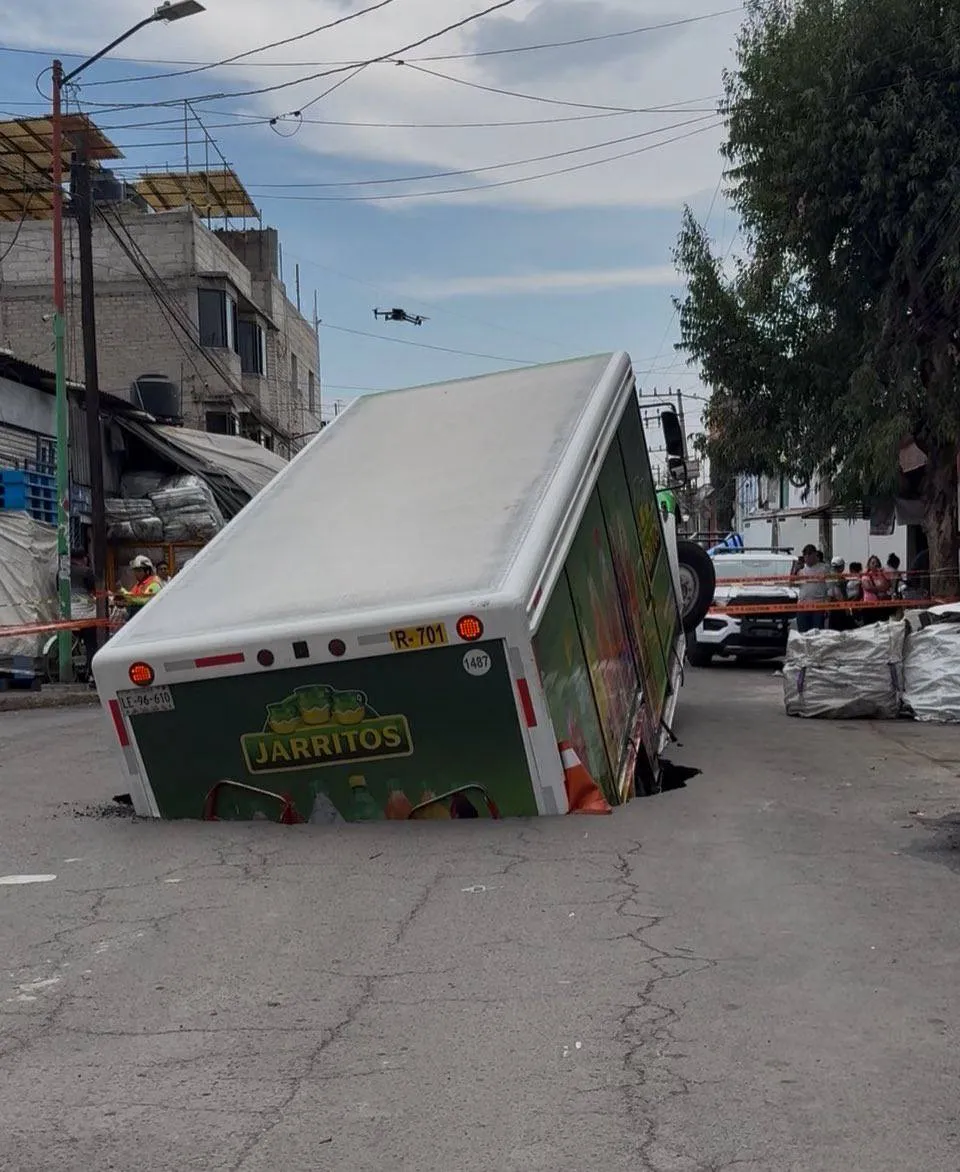 El camión quedó atrapado en el socavón/X: @Alc_Iztapalapa