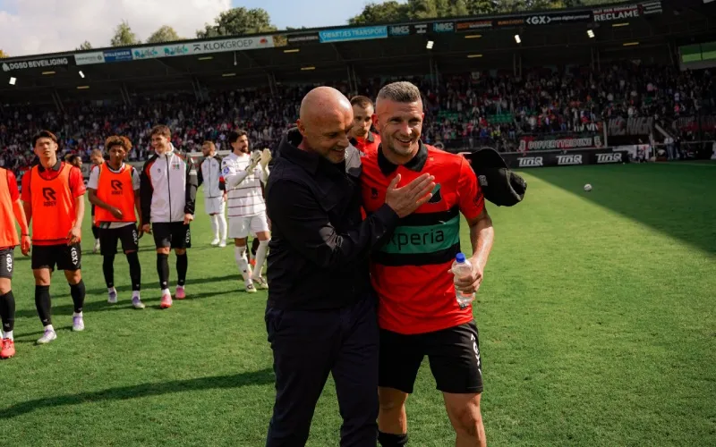 NEC le quitó el invicto a AZ